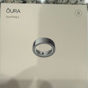 Oura Ring 4 - Sleek Silver Design